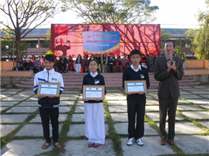 Trao học bổng "Đại học Yersin - Ươm mầm tri thức" cho học sinh trường THPT Bùi Thị Xuân
