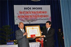 PGS TS Phạm Bá Phong – Hiệu trưởng trường Đại học Yersin Đà Lạt đón nhận Huân chương lao động hạng nhì