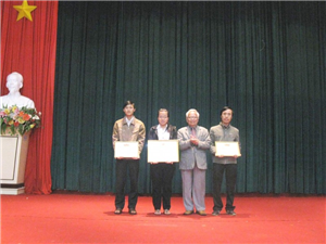 Các cá nhân, tập thể của trường Đại học Yersin Đà Lạt nhận Bằng khen vì hoạt động Hiến máu tình nguyện