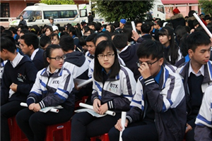Tư vấn tuyển sinh cho học sinh các trường Trung học phổ thông tại Đà Lạt   